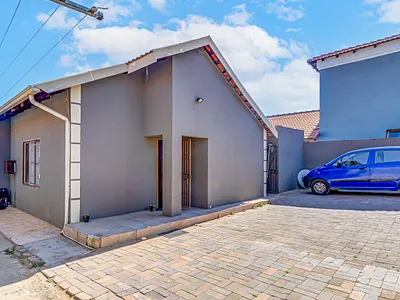 7 Bedroom House For Sale in Roodepoort - pPJp.webp