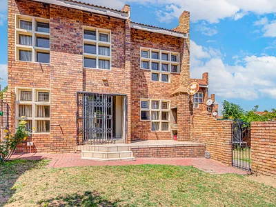 3 Bedroom Townhouse For Sale in Midrand - 9crX.webp
