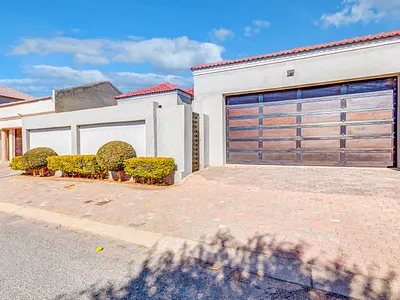 3 Bedroom House For Sale in Roodepoort - 9jlu.webp