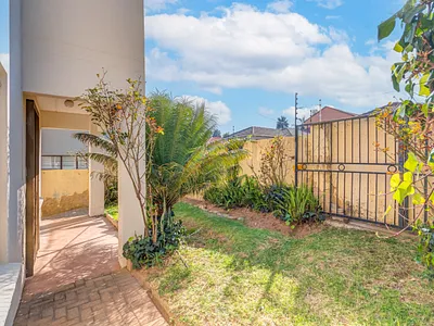 7 Bedroom House For Sale in Roodepoort - bP0f.webp