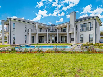 5 Bedroom House For Sale in Midrand - 1mQx.webp
