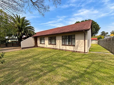 3 Bedroom House For Sale in Secunda - 4qzu.webp