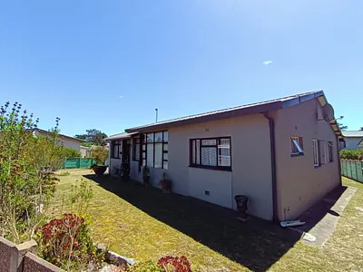 3 Bedroom House For Sale in Albertinia - HUS6.webp