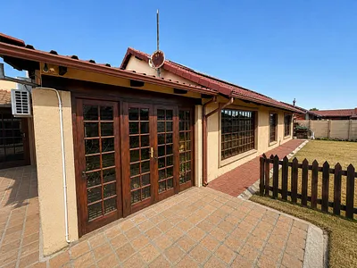 4 Bedroom House For Sale in Secunda - YipQ.webp