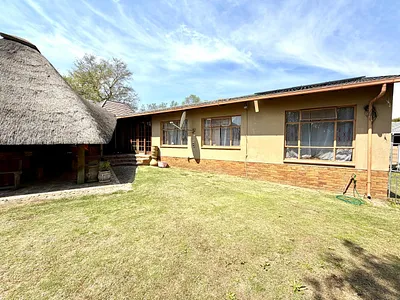 4 Bedroom House For Sale in Secunda - v0Ct.webp