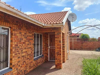 3 Bedroom House For Sale in Leandra - Lg4j.webp