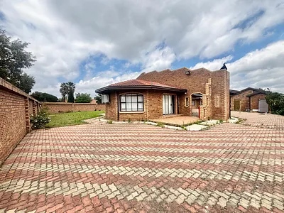 4 Bedroom House For Sale in Secunda - EsCO.webp