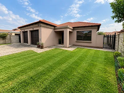 3 Bedroom House For Sale in Secunda - Qi2o.webp