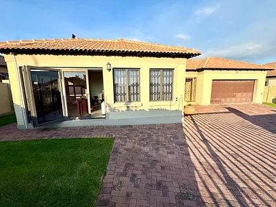 3 Bedroom House For Sale in Secunda - 08cq.webp