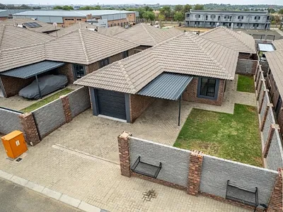 2 Bedroom House For Sale in Secunda - qhym.webp