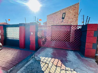 4 Bedroom House For Sale in Secunda - ssTN.webp
