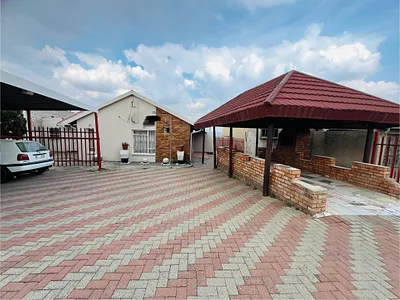 4 Bedroom House For Sale in Secunda - 6KUR.webp