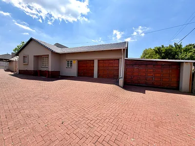 4 Bedroom House For Sale in Secunda - gYU6.webp