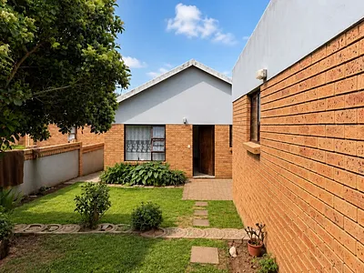 3 Bedroom Townhouse For Sale in Mossel Bay - Hq5d.webp