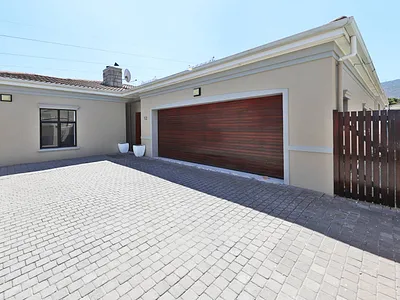 3 Bedroom House For Sale in Parow - yGko.webp