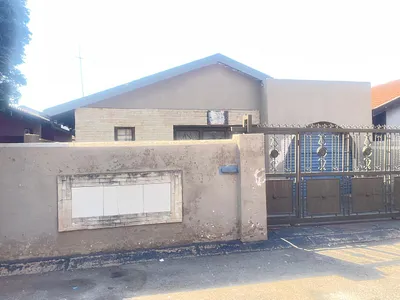 3 Bedroom House For Sale in Soweto - 5efX.webp