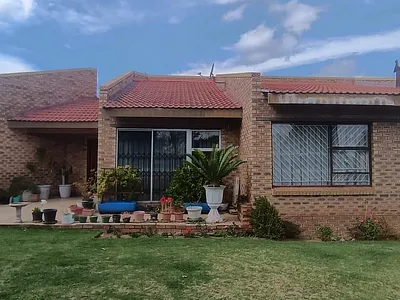 4 Bedroom House For Sale in Crystal Park, Benoni - wf28.webp