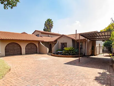 6 Bedroom House For Sale in Parkrand, Boksburg - 7m1R.webp