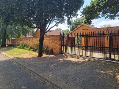 3 Bedroom House For Sale in Crystal Park, Benoni - tYdV.webp
