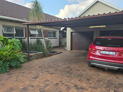 4 Bedroom House For Sale in Kempton Park - OWlH.webp