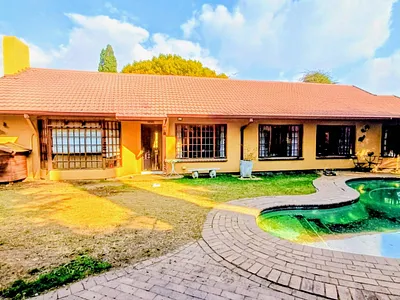 3 Bedroom House For Sale in Highway Gardens, Germiston - joQ1.webp