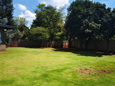 3 Bedroom House For Sale in Kempton Park - 22Ey.webp