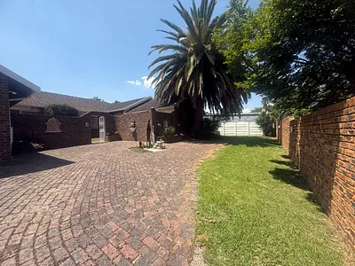3 Bedroom House For Sale in Kempton Park - BOsf.webp