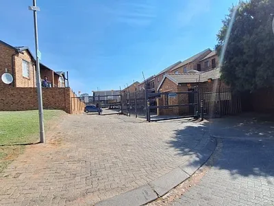 2 Bedroom Apartment For Sale in Kempton Park - XZLS.webp