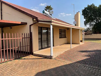 3 Bedroom House For Sale in Roodepoort - 7IMf.webp