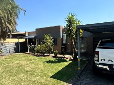 4 Bedroom House For Sale in Midrand - wQo5.webp