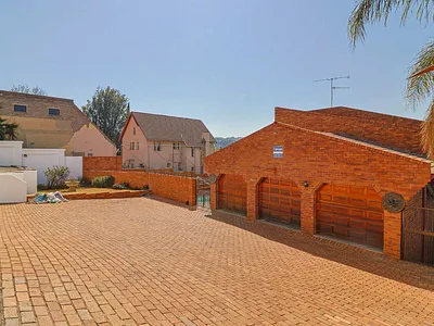 4 Bedroom House For Sale in Johannesburg - P2mN.webp