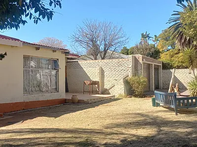 6 Bedroom House For Sale in Kempton Park - 4pCb.webp