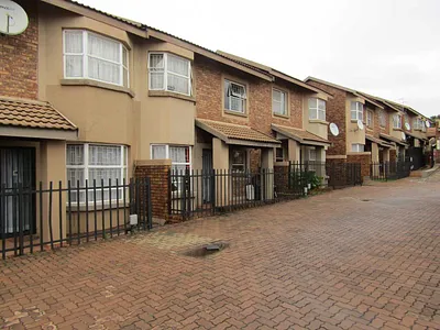 2 Bedroom Townhouse For Sale in Kempton Park - ofq7.webp