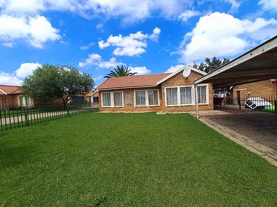 3 Bedroom Townhouse For Sale in Kempton Park - E32O.webp