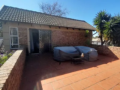 4 Bedroom Townhouse For Sale in Kempton Park - 7wXA.webp
