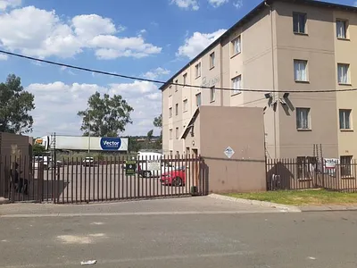 2 Bedroom Apartment For Sale in Roodepoort - m2hU.webp