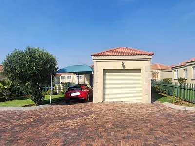 3 Bedroom Townhouse For Sale in Johannesburg - OfLX.webp