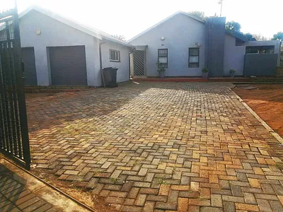 3 Bedroom House For Sale in Alberton - 0bMW.webp