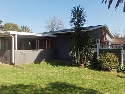 3 Bedroom House For Sale in Kempton Park - z078.webp