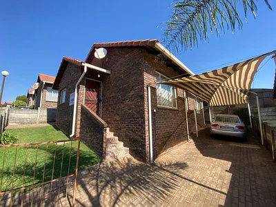 3 Bedroom Townhouse For Sale in Johannesburg - j3Te.webp