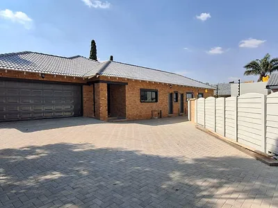 4 Bedroom House For Sale in Alberton - y2VE.webp