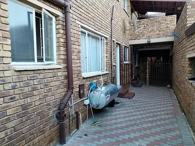 3 Bedroom Townhouse For Sale in Kempton Park - edPg.webp