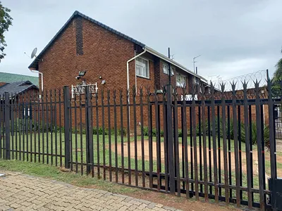 Townhouse For Sale in Kempton Park - e6oW.webp