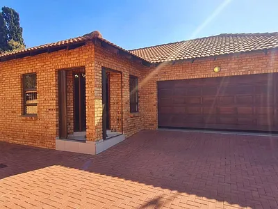 3 Bedroom Townhouse For Sale in Alberton - oany.webp