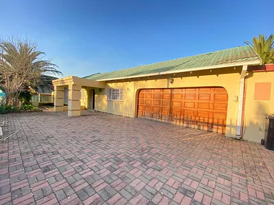 4 Bedroom House For Sale in Kempton Park - PsUZ.webp