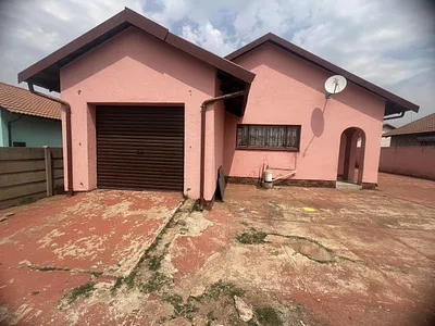 3 Bedroom House For Sale in Likole, Katlehong - i8rD.webp