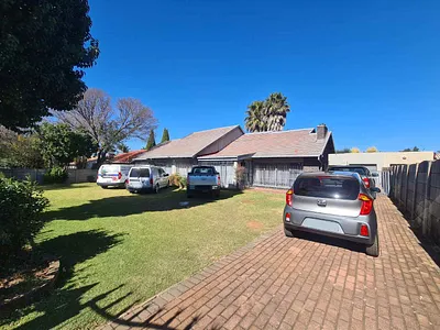 5 Bedroom House For Sale in Kempton Park - VZAe.webp