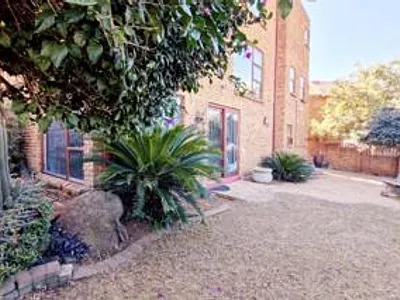 3 Bedroom Townhouse For Sale in Johannesburg - 70kh.webp
