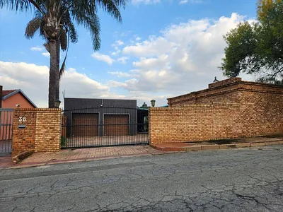 4 Bedroom House For Sale in Kempton Park - OO1b.webp