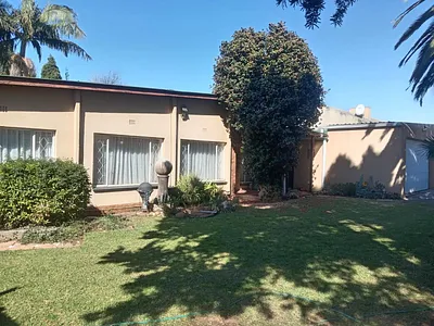 4 Bedroom House For Sale in Kempton Park - v097.webp